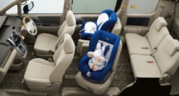 TOYOTA　ノア　ツインモニターDVD付